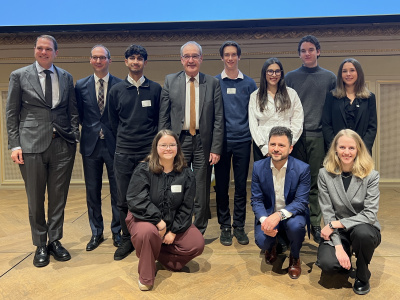 Guy Parmelin mit den sechs Jugendlichen